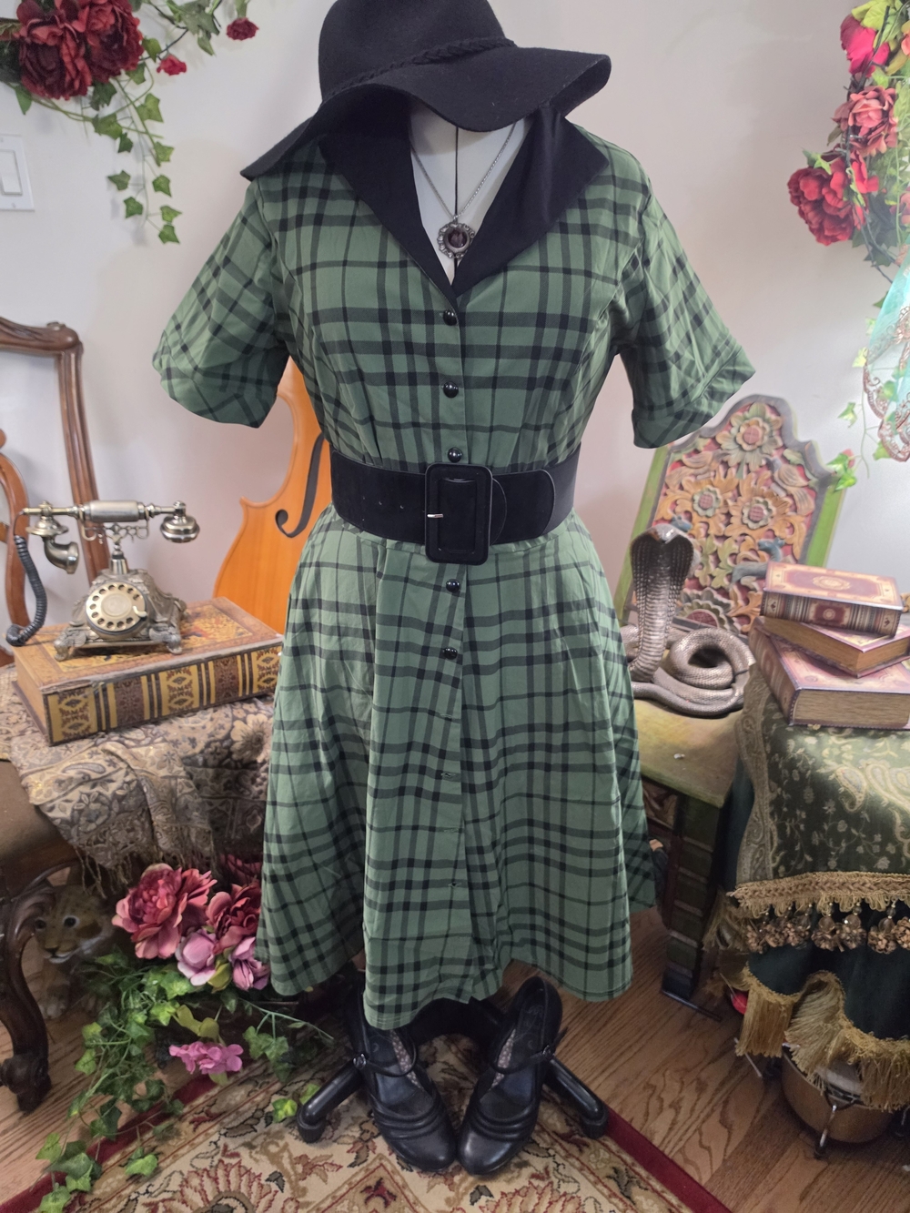 Vintage-Inspired Green Plaid Dress